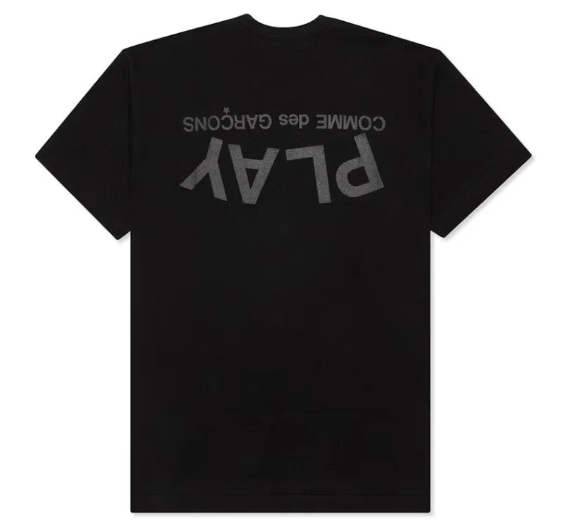 COMME DES GARÇONS PLAY BLACK TEXT T-SHIRT BLACK