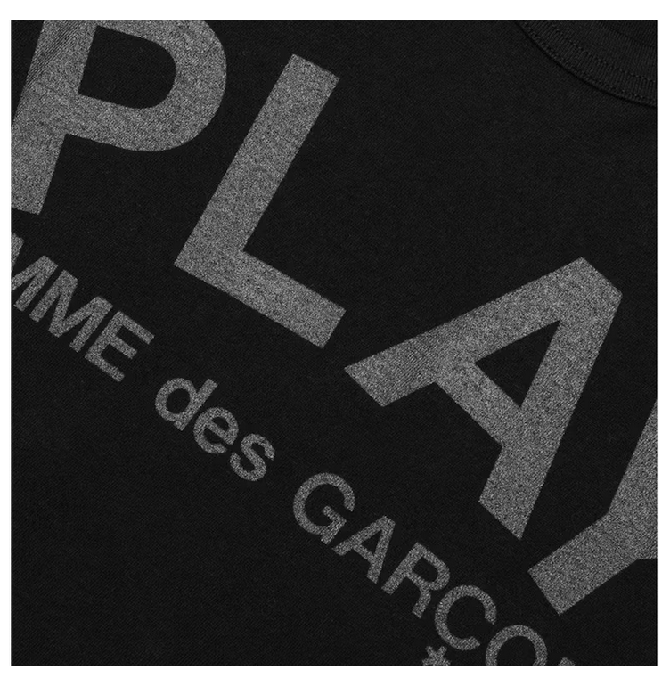 CAMISETA COMME DES GARÇONS PLAY BLACK TEXT