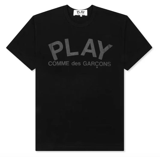 COMME DES GARÇONS PLAY BLACK TEXT T-SHIRT BLACK